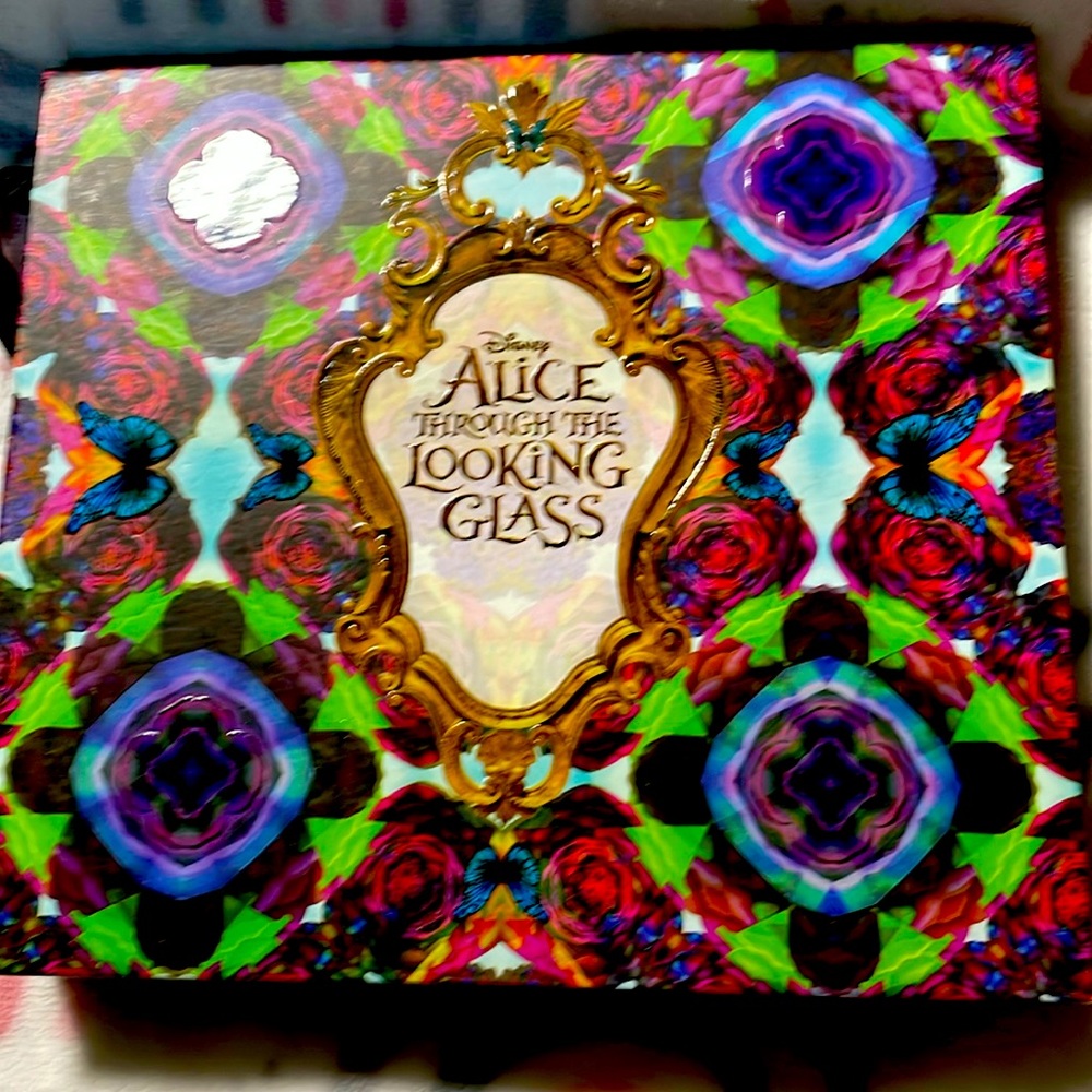 Urban Decay Disney Alice Through the Looking Glass Eyeshadow Palette